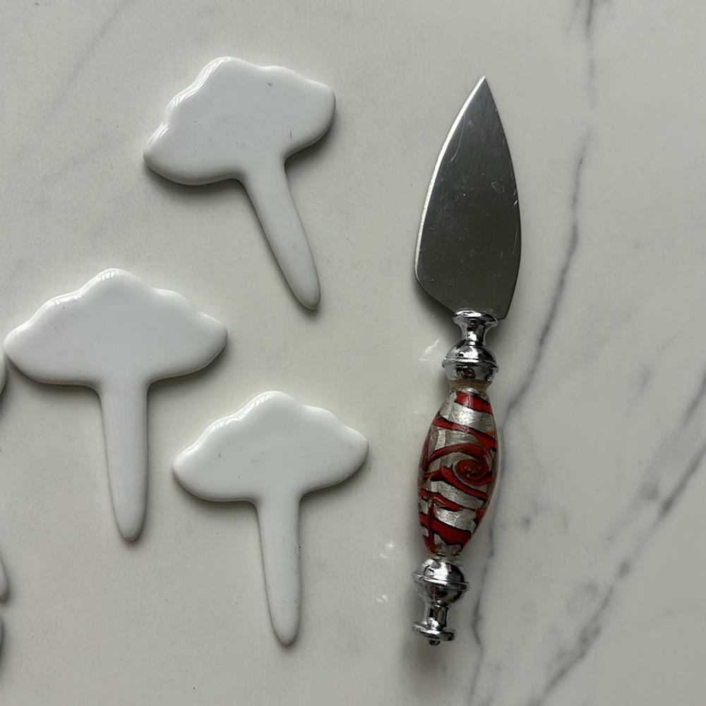 Porcelain 4pc appy set: 3pc cheese markers + art knife